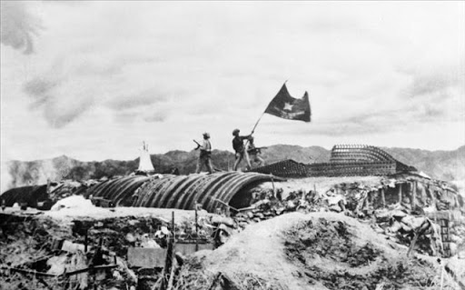 Chiều 7/5/1954, lá cờ 'Quyết chiến - Quyết thắng' của Quân đội nhân dân Việt Nam tung bay trên nóc hầm tướng De Castries. Chiến dịch lịch sử Điện Biên Phủ đã toàn thắng.