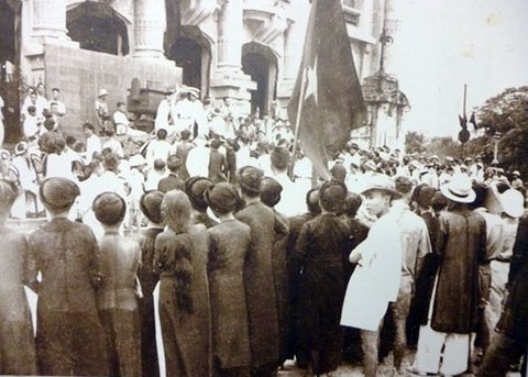 Các gia đình tư sản Hà Nội quyên góp trong “Tuần lễ Vàng” năm 1945. Nguồn: Bảo tàng Lịch sử Quốc gia