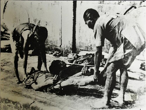 Người dân đem chôn xác chết nằm ngoài trời. Ảnh: Wikipedia