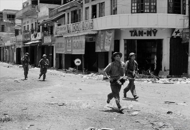 Quân giải phóng tiến vào giải phóng thị xã Quảng Trị. Nguồn: baotintuc.vn
