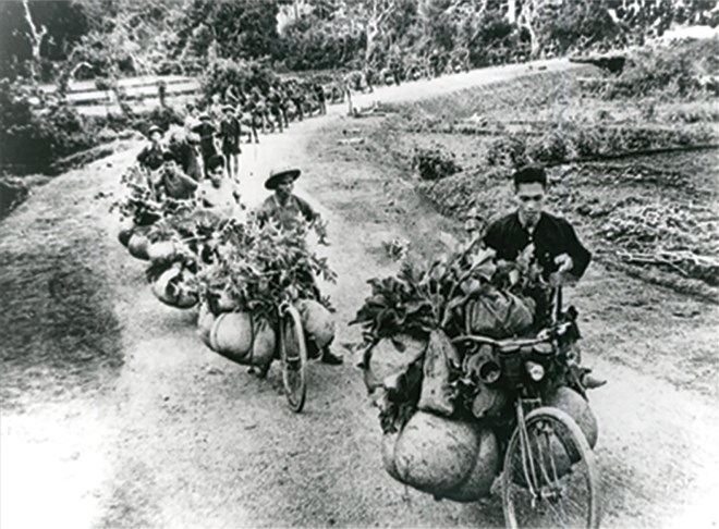 Hàng dài xe thồ ra chiến dịch.