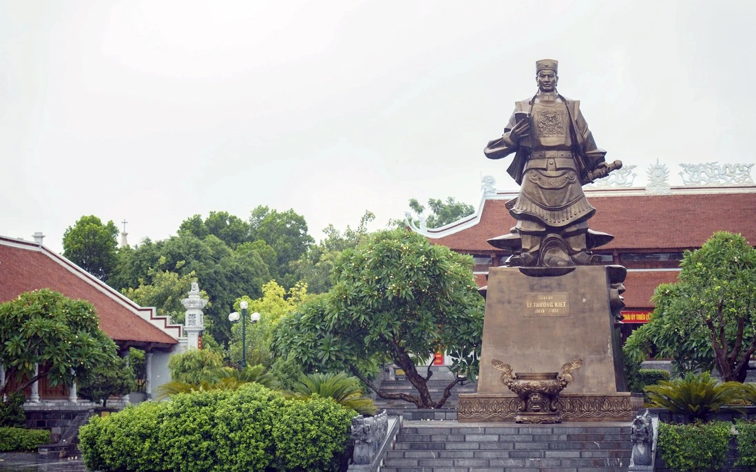 Khu di tích Đền thờ, Tượng đài Thái úy Lý Thường Kiệt bên bờ sông Như Nguyệt lịch sử. Ảnh: phunuvietnam.vn
