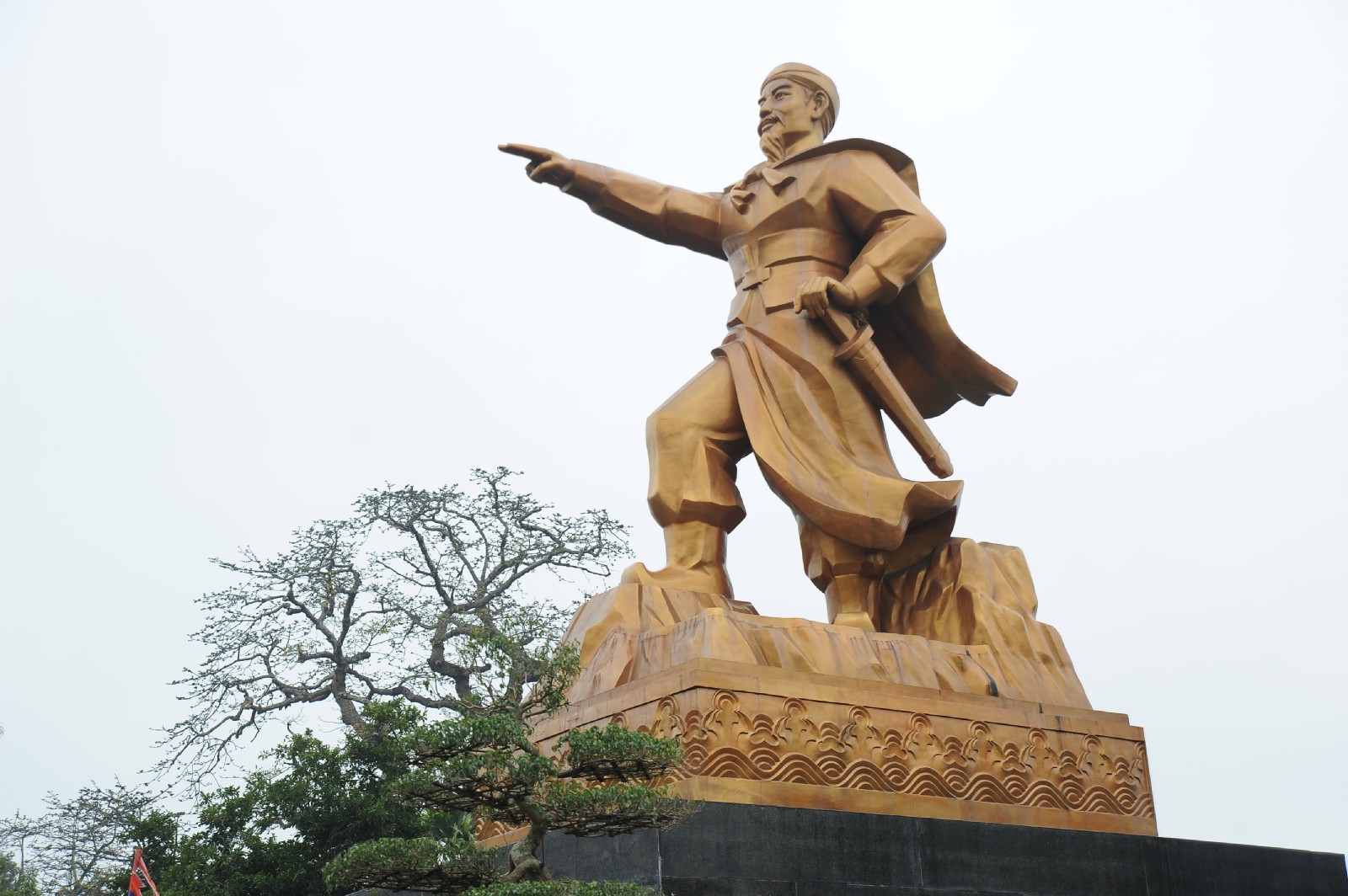 Tượng đài Đức Vương Ngô Quyền tại Khu di tích Bạch Đằng Giang, Thủy Nguyên, Hải Phòng. Nguồn: Bảo tàng Hải Phòng