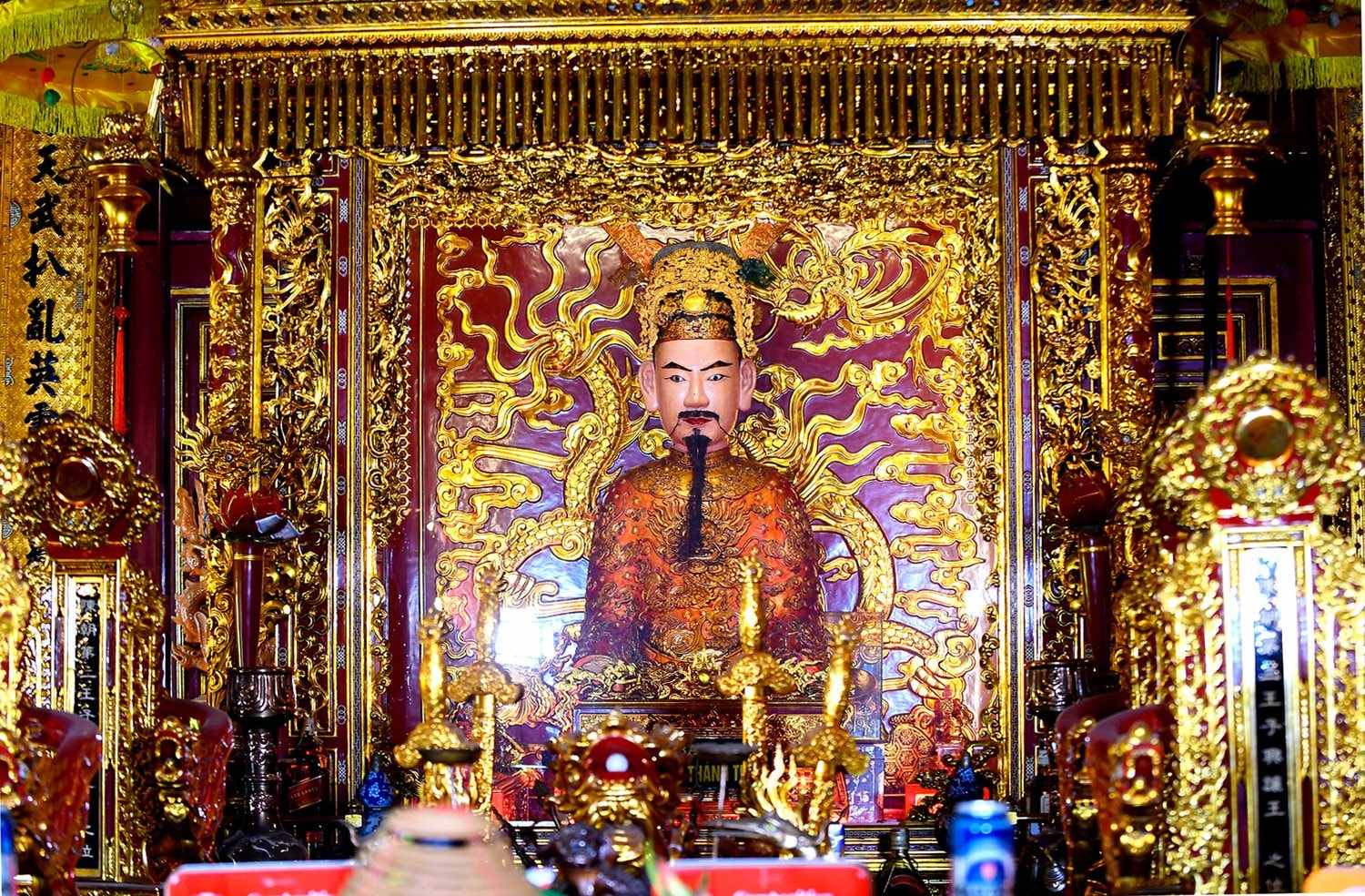 Tượng thờ Hưng Đạo Đại Vương bên trong đền Kiếp Bạc (Hải Phòng)