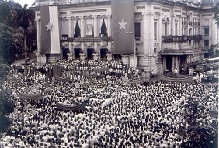 Mít tinh Tổng khởi nghĩa Tháng Tám năm 1945 tại Quảng trường Nhà hát Lớn Hà Nội (19/8/1945).