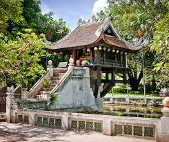 Chùa Một Cột (Liên Hoa Đài) là biểu tượng văn hóa nghìn năm tuổi, nổi bật với kiến trúc hình đóa sen nở trên mặt nước, được Tổ chức Kỷ lục Châu Á công nhận là ngôi chùa có kiến trúc độc đáo nhất Châu Á. Ảnh: Wikipedia