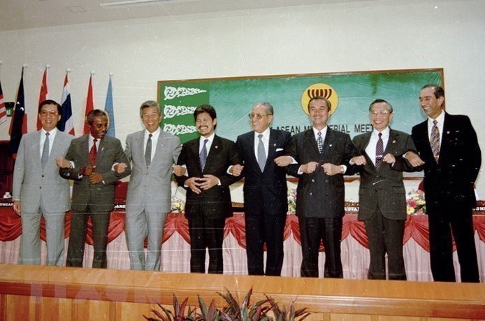 Bộ trưởng Ngoại giao Nguyễn Mạnh Cầm tại Lễ ký kết Việt Nam chính thức gia nhập ASEAN ngày 28/7/1995.