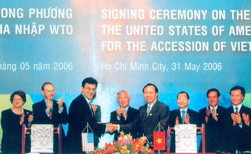 Lễ ký hiệp định gia nhập WTO với Hoa Kỳ giữa ông Bhata Karan, Phó đại diện Cơ quan Đại diện Thương mại Hoa Kỳ và ông Lương Văn Tự, Thứ trưởng Bộ Công Thương, Trưởng đoàn đàm phán gia nhập WTO.