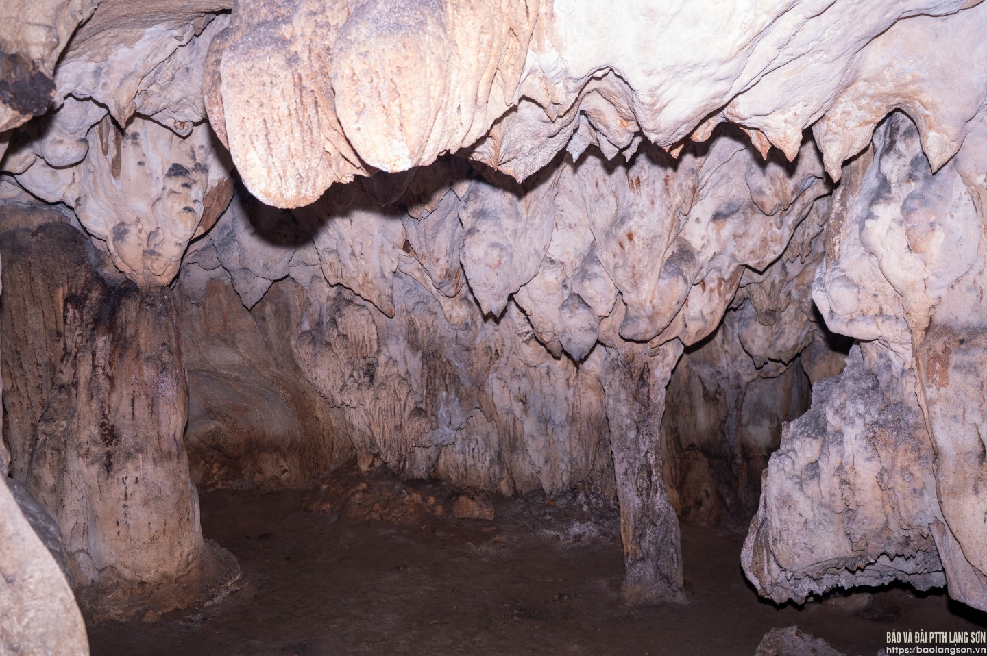 Hang Thẩm Khuyên (Lạng Sơn) – nơi cư trú của người tiền sử thời đồ đá cũ, phát hiện nhiều hóa thạch người và công cụ đá cổ. Ảnh: baolangson.vn