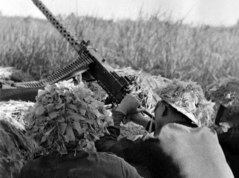 Chiến sĩ Quân Giải phóng sử dụng khẩu đại liên Browning M1919A4 (thu được của địch) góp công bắn rơi và làm hư hỏng nhiều trực thăng Mỹ trong trận Ấp Bắc, tháng 1/1963. Ảnh: Bảo tàng Lịch sử Quốc gia