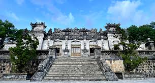 Lăng Khải Định (Ứng Lăng) là công trình kiến trúc lăng tẩm cuối cùng của triều Nguyễn, nổi bật bởi sự pha trộn rực rỡ giữa nghệ thuật Á - Âu. Ảnh: Báo An Giang