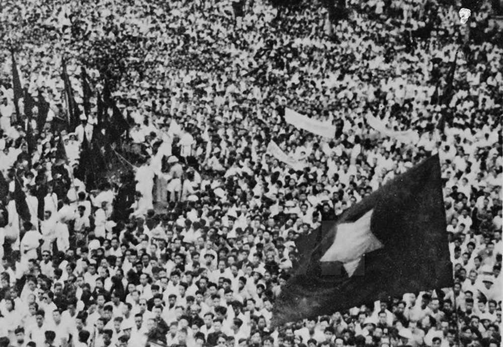 Ngày 2/9/1945, đông đảo nhân dân tụ họp tại Quảng trường Ba Đình để nghe Chủ tịch Hồ Chí Minh đọc Tuyên ngôn Độc lập. Ảnh: Thành ủy Hà Nội