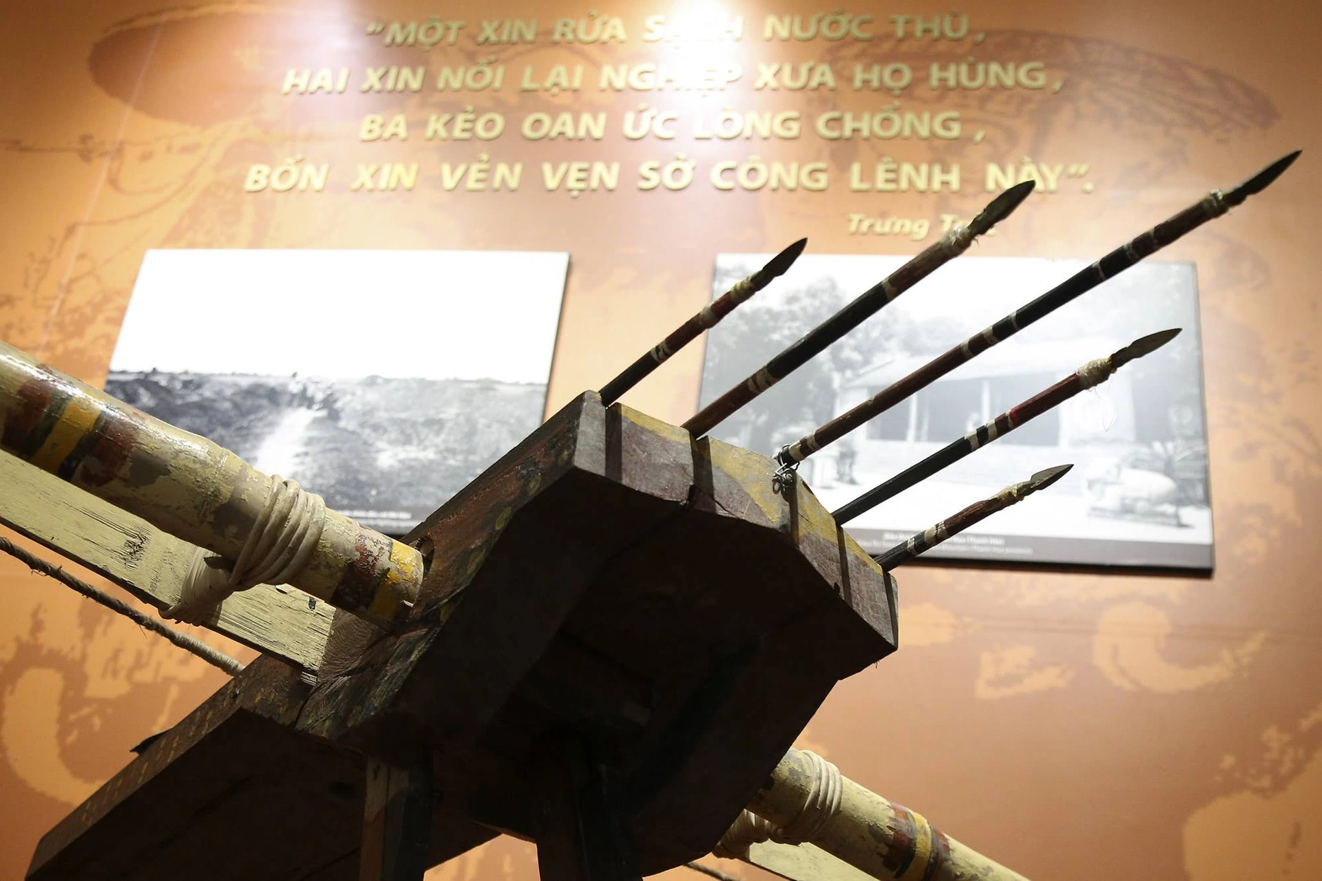 Mô hình phục dựng nỏ thần Liên Châu thời Âu Lạc, trưng bày tại không gian lịch sử thời kỳ đầu giữ nước tại Bảo tàng Lịch sử Quân sự Việt Nam (tại Hà Nội). Ảnh: Dân trí