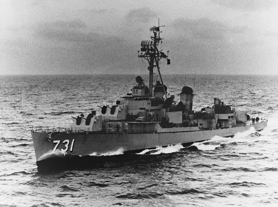 Tàu khu trục USS Maddox (DD-731) của Hải quân Mỹ tại bờ biển Việt Nam năm 1964. Con tàu này là trung tâm của Sự kiện Vịnh Bắc Bộ đầy tranh cãi vào đầu tháng 8/1964. Ảnh: Wikipedia