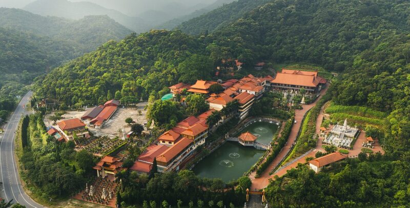 Thiền Viện Trúc Lâm Yên Tử nằm trên núi Yên Tử, Quảng Ninh.