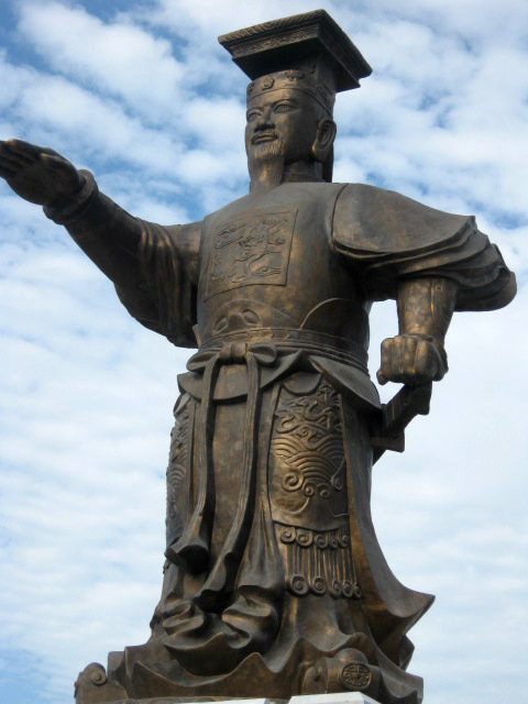 Tượng đài Đinh Tiên Hoàng ở Hoa Lư.